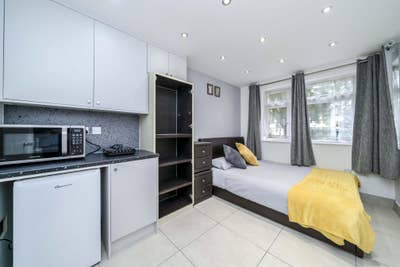 Large ensuite rooms in Staines with kitchenette  Main Photo