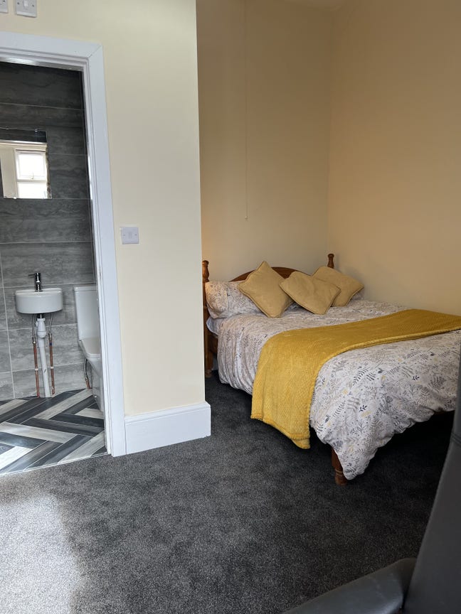 ****Large room with en suite**** Main Photo