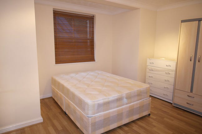 10 Min Wlak from Dlr- E14 Rooms!! Main Photo