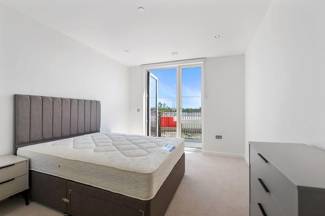 Lovely Double room Available in Modern 2 Bed Flat  Main Photo