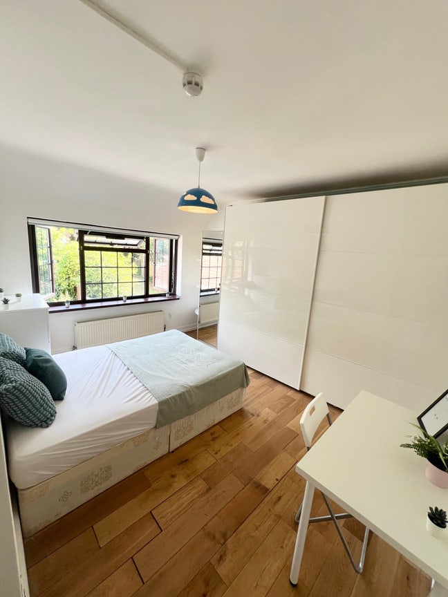 Bright and Spacious Double Room in a Luxury Villa Main Photo