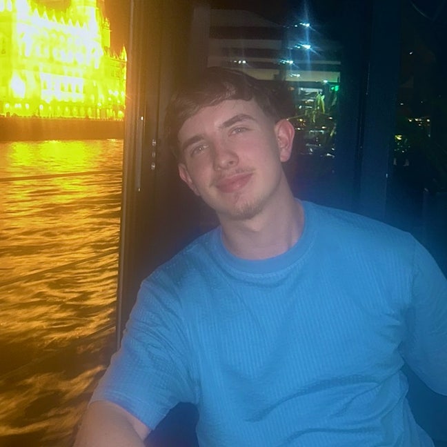 Young professional looking for double room/ buddy  Main Photo