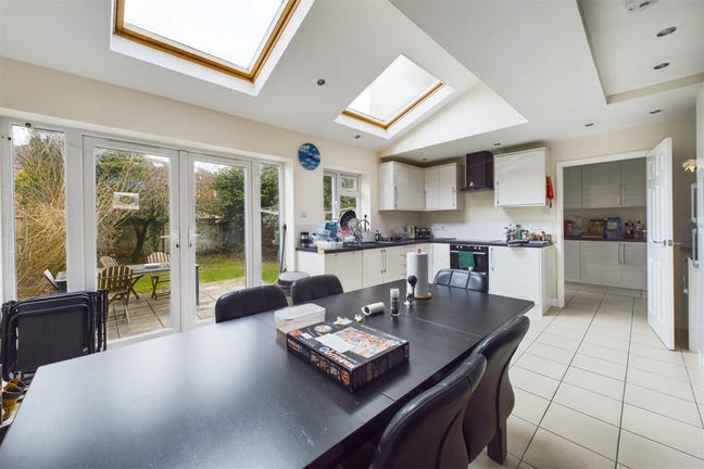 Fully Furnished Room (Inludes Bills) Main Photo