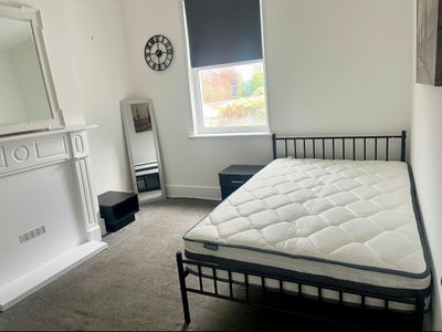 Quiet female house Main Photo