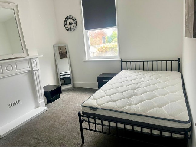 Quiet female house Main Photo