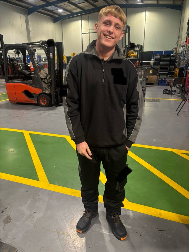 Hi everyone,  Im 18 year old student as on ... Main Photo