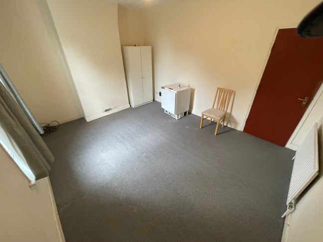 Large Double Bedroom in Shared House Main Photo