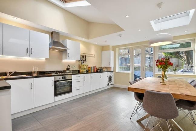 A lovely bedroom in a beautiful, spacious house Main Photo