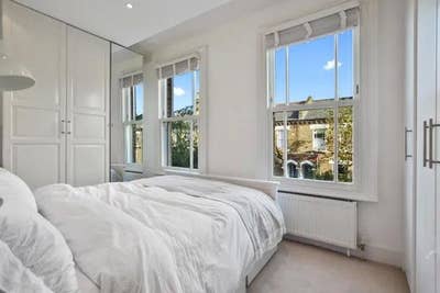 A lovely bedroom in a beautiful, spacious house Main Photo