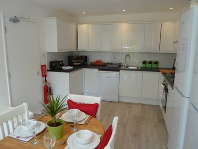 Small Double in Mixed Age House- 11 Mins to Tube Main Photo