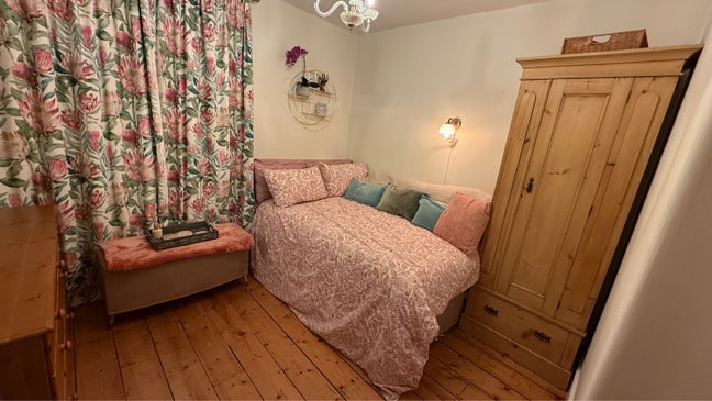 Sunny double, good storage, a happy relaxed  home Main Photo