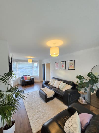 Furnished double bedroom in female house share Main Photo