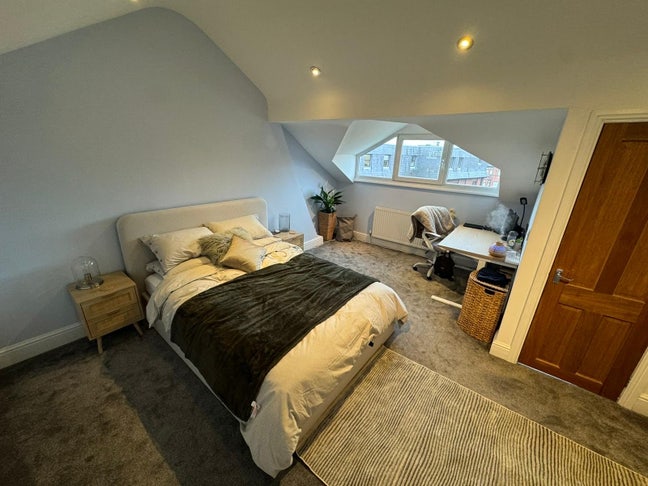 Beautiful Loft Room Near Brooklands Tram Stop Main Photo