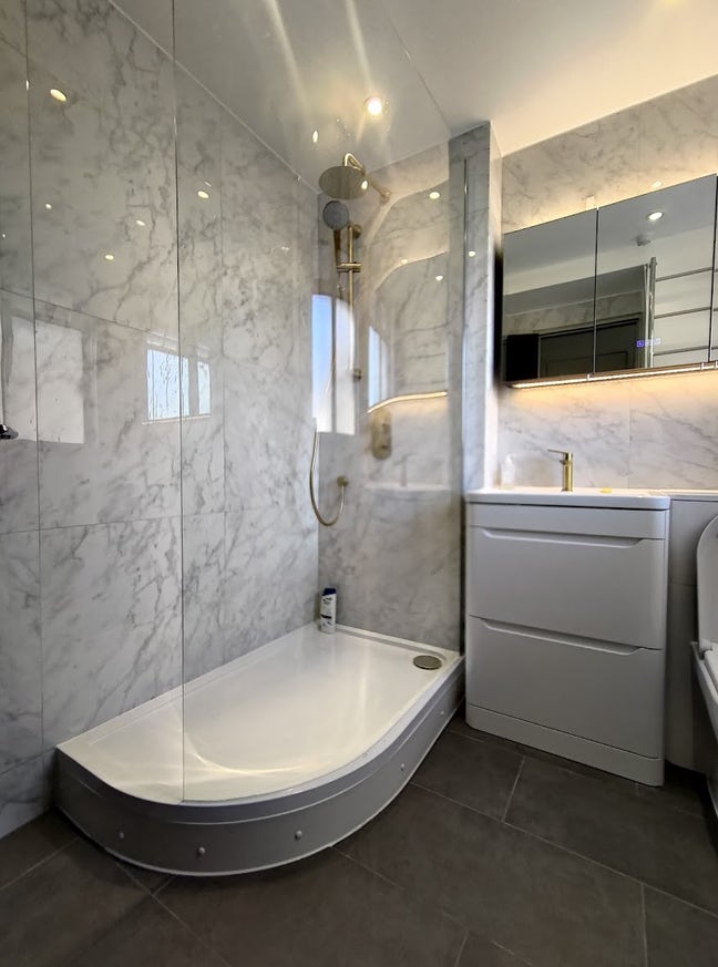 Quiet room by the City. LGBT. Plus bills &pound;250 Main Photo