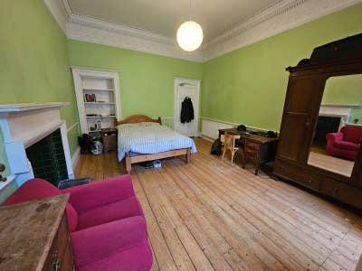 Spacious Room in Friendly Bruntsfield Flat Main Photo