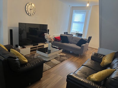 Single bedroom in a 2 bedroom house Main Photo