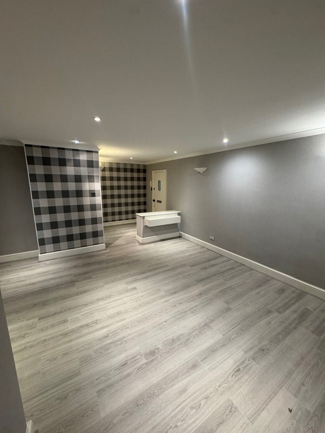 3 bedroom flat-NW11-heating and hot water included Main Photo