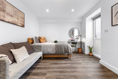 Double Room w/ Patio Access in Lovely Apartment Main Photo