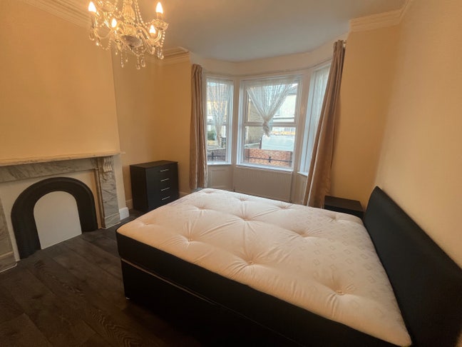 Immaculate and Luxury Room in a modern house  Main Photo