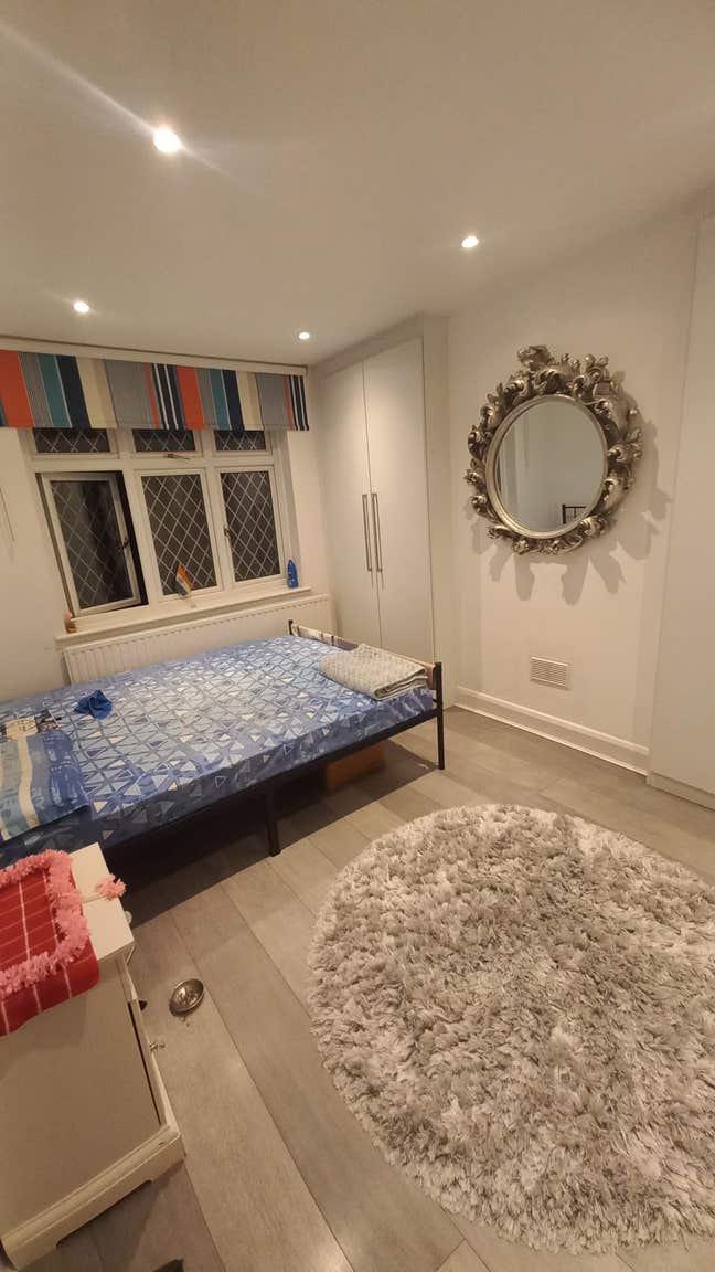Spacious double room near central line station Main Photo