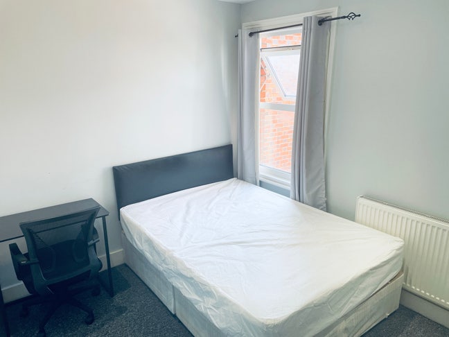 📍 Modern Double Ensuite Room 📍'RG1 ' Prime Town  Main Photo