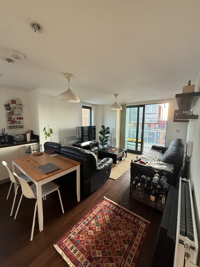 Spacious dbl with ensuite - 24/7 concierge + gym Main Photo