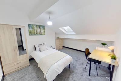 Single/Twin Rooms - in great locaiton Salford Main Photo