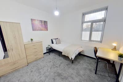 Single/Twin Rooms - in great locaiton Salford Main Photo
