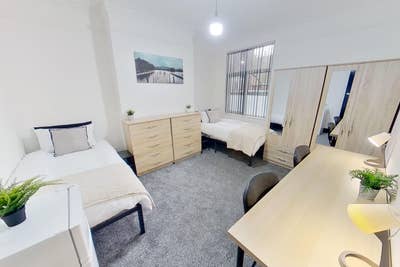 Single/Twin Rooms - in great location Salford Main Photo