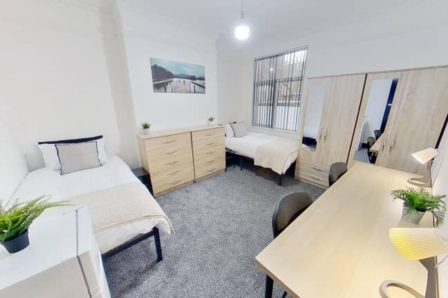 Single/Twin Rooms - in great locaiton Salford Main Photo