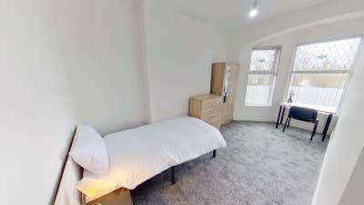 Single/Twin Rooms - in great locaiton Salford Main Photo