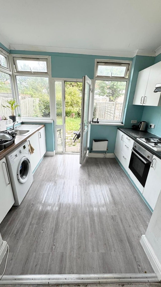 Spacious Single Walking Distance Neasden Station Main Photo