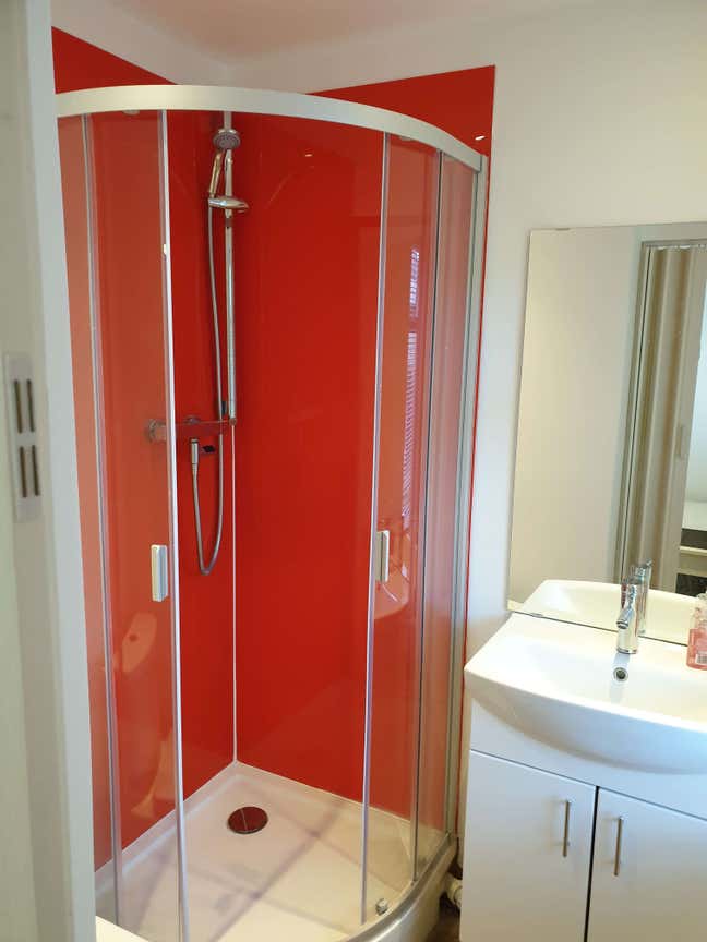 Ensuite room in Corby Main Photo