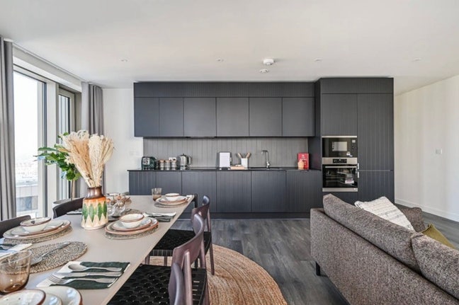 Looking for 2 flatmates - Stratford Main Photo