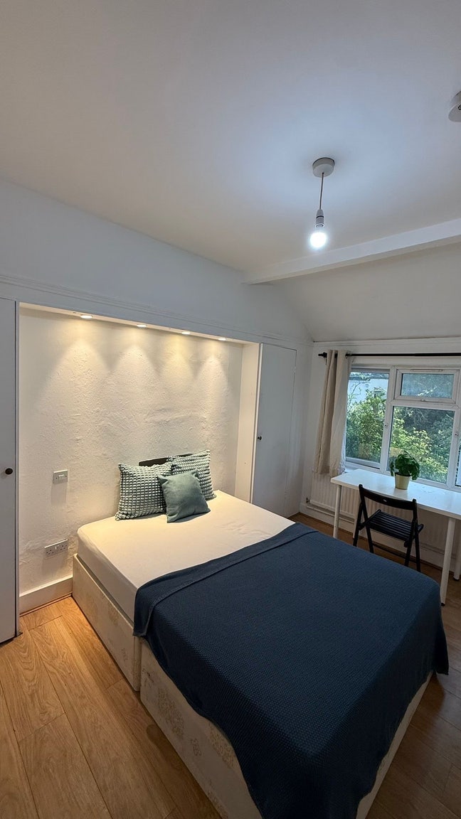 Super Cheap Double Close to Kilburn-Available Now Main Photo