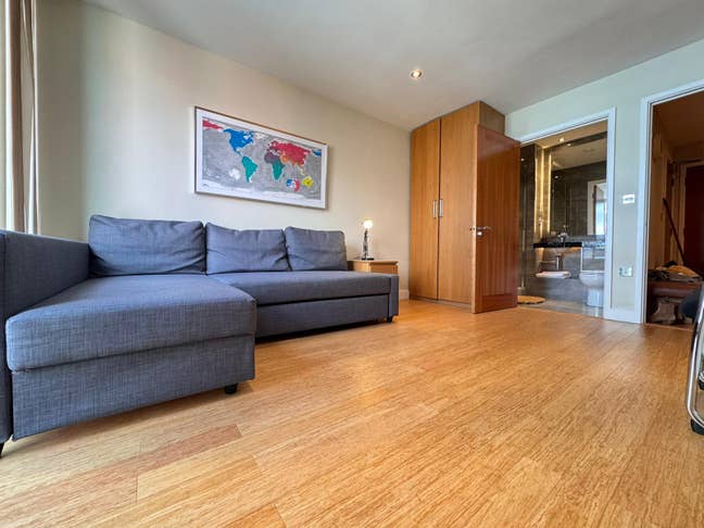 Modern refurbished double room with new ensuit Main Photo