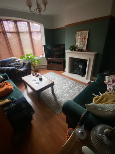 Room for rent - lovely bright home near hospital Main Photo