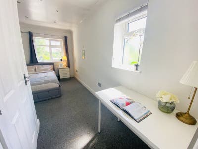 Comfortable en-suite room, free on-street parking! Main Photo