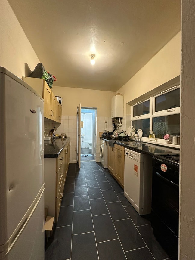 1 Double Bedroom Available in Shared House Main Photo