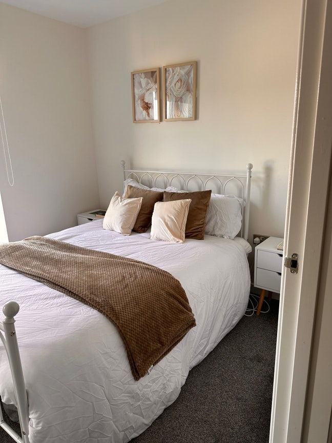 Furnished double room for rent -  private bathroom Main Photo