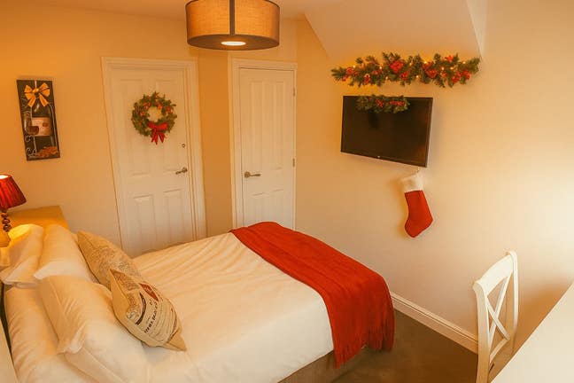 Elegant Room by Station - Small Professional House Main Photo