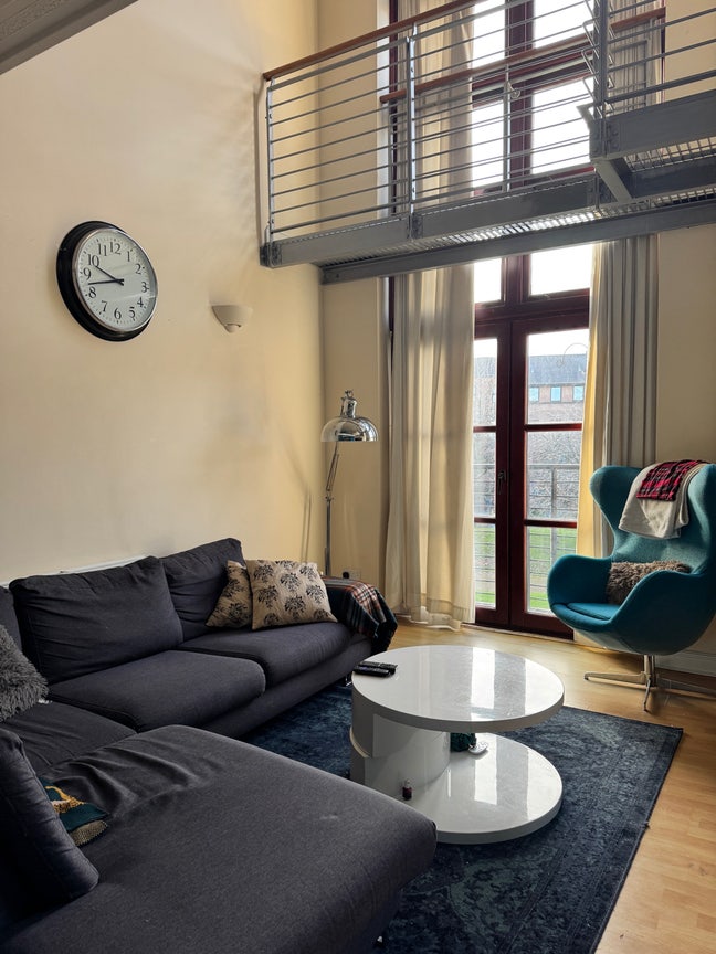 Double room in huge Southside flat Main Photo