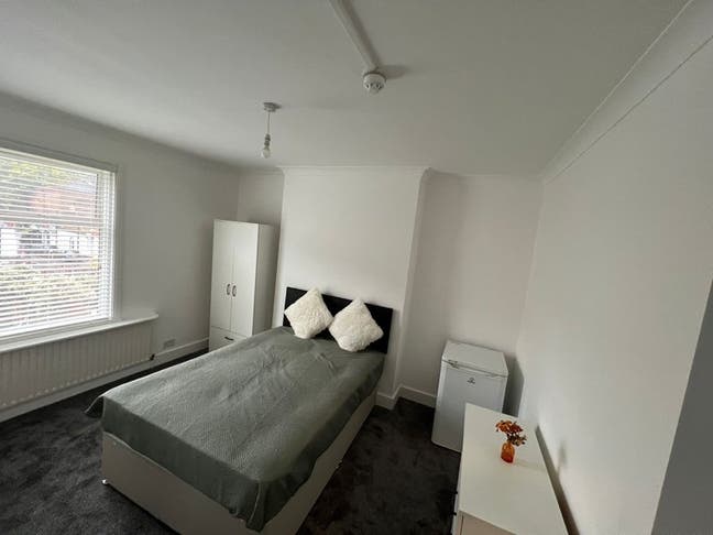 Large Double Room Good Location Ealing Main Photo