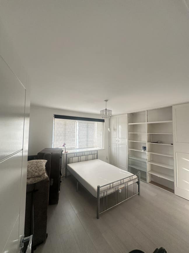 Large Double Bedroom - E4 Main Photo