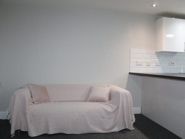 Studio Flat, Llantrisant Street, CF24 4JB Main Photo