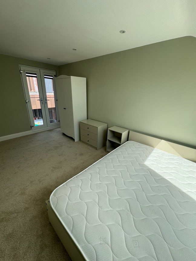 🛏️ Spacious Room • IG1 2DY • 8 Mins to Station 🚉 Main Photo