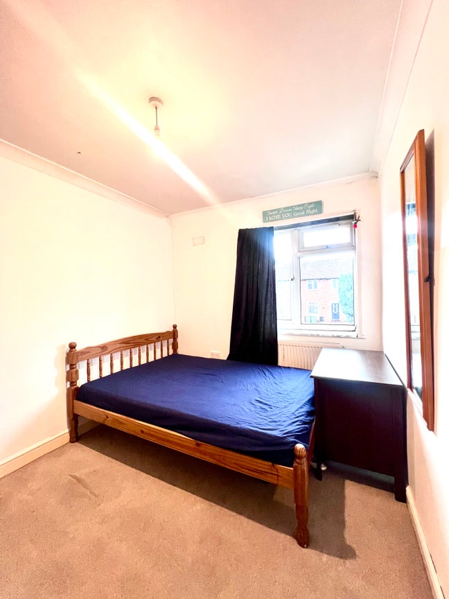 Double bed room, close to St heliers hospital Main Photo