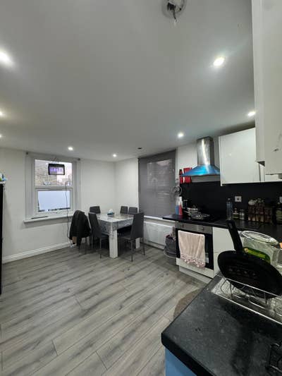 Refurbished, Clean Room 3 Bedroom Flat  Main Photo