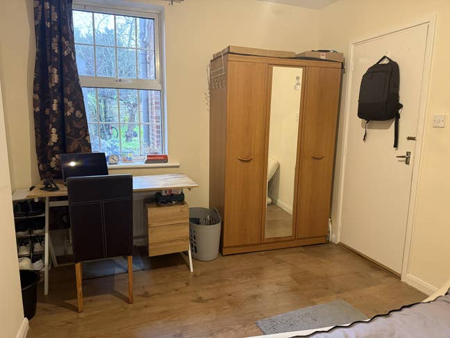 Spacious room near high street Main Photo