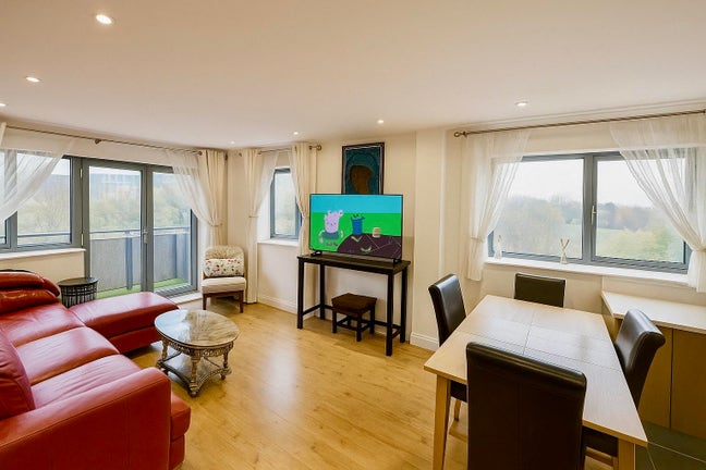 Luxe 2 bedroom apartment - Walk to two stations   Main Photo